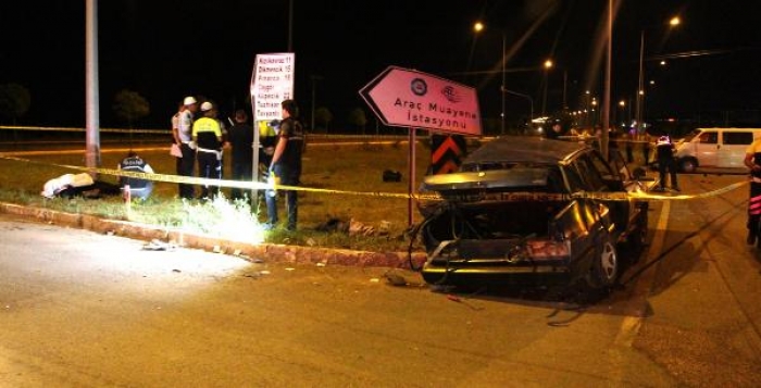 Minib&uuml;s ile otomobil &ccedil;arpıştı: 1 &ouml;l&uuml;, 7 yaralı