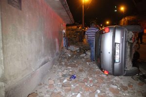Ka&ccedil;ırdıkları otomobille eve &ccedil;arptılar