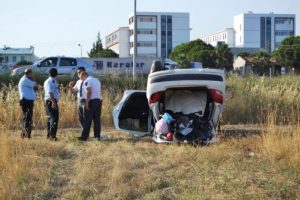 Otomobil şarampole devrildi: 1'i bebek 4 yaralı