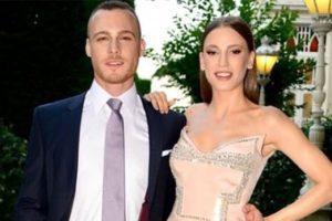 Serenay Sarıkaya d&uuml;ğ&uuml;ne kıyafetiyle damga vurdu!