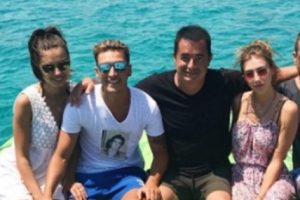 Acun Ilıcalı, Mesut &Ouml;zil ve Amine G&uuml;lşe'yi &Ccedil;eşme'ye davet etti