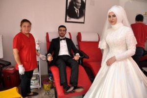 Gelin ile damat d&uuml;ğ&uuml;nden &ouml;nce kan bağışladı