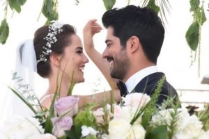 Yılın d&uuml;ğ&uuml;n&uuml;nde gelinlik tartışması
