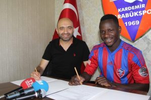 Karab&uuml;kspor, Hamidou Traore ile 3 yıllık s&ouml;zleşme imzaladı