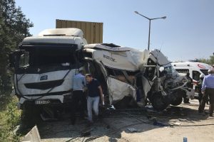 Servis minib&uuml;s&uuml; iki tırın arasında kaldı