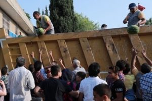 Adana'da sıcak havadan bunalanlara &uuml;cretsiz karpuz dağıtıldı
