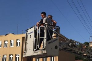 Mahsur kalan engelli genci itfaiye kurtardı