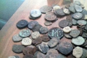 Filipinli &ccedil;iftin valizinden 829 adet sikke &ccedil;ıktı