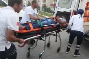 Otomobille &ccedil;arpışan motosikletin s&uuml;r&uuml;c&uuml;s&uuml; yaralandı