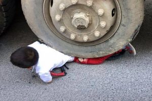 6 yaşındaki &ccedil;ocuk hafriyat kamyonunun altında kaldı