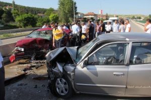 İki otomobil &ccedil;arpıştı: 6 yaralı