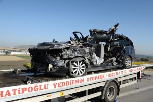Bursa'daki kazada l&uuml;ks otomobilde feci son!