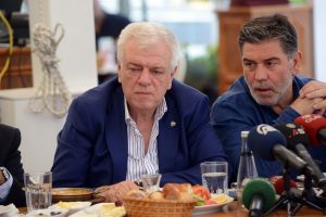 Bursaspor Başkanı a&ccedil;ıkladı: "G&uuml;ray ve Yusuf bizde oynamak istiyor"