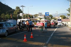 Freni patlayan midib&uuml;s ışıkta bekleyen ara&ccedil;lara &ccedil;arptı