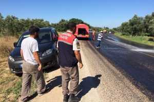 Bursa'da kasası a&ccedil;ılan kamyondan zeytinler yola sa&ccedil;ıldı