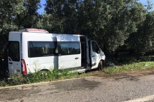 Bursa'da yolcu minib&uuml;s&uuml; &ouml;n&uuml;nde seyreden araca &ccedil;arptı!