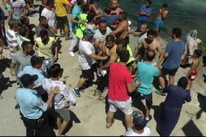 Kabotaj bayramında halat &ccedil;ekme yarışında kavga!