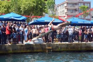 Bursa'da Kabotaj bayramında yağlı direk yarışması heyecanı!