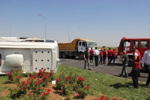 Tur minib&uuml;s&uuml; kamyonla &ccedil;arpıştı: 15 yaralı