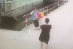 Yaşlı kadın su kanalına b&ouml;yle d&uuml;şt&uuml;