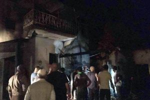 Altıntaş'ta yangın, 2 katlı ev ve tek katlı ahşap bina k&uuml;l oldu
