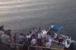 İzmir'de yangına m&uuml;dahale eden helikopter d&uuml;şt&uuml;
