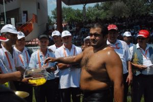 "Başpehlivana verilen &ouml;d&uuml;l senelik yemek masrafı bile değil"
