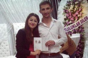 Kendisini aldatan kocasını bı&ccedil;aklayarak &ouml;ld&uuml;rd&uuml;