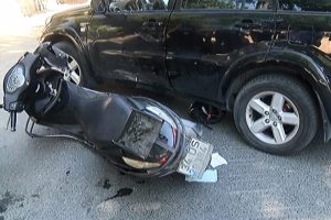 Kasksız motosiklet s&uuml;r&uuml;c&uuml;s&uuml; başından ağır şekilde yaralandı
