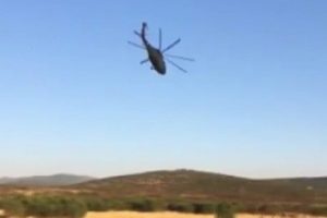 Skorsky pilotu helikopterle Mehmet&ccedil;iği selamladı