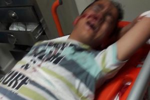 Bursa'da otomobil direğe &ccedil;arptı 5 kişi yaralandı