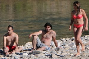 Munzur'da &ccedil;atışmaların g&ouml;lgesinde plaj keyfi