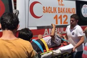 Ref&uuml;je &ccedil;arpan s&uuml;r&uuml;c&uuml; camdan yola u&ccedil;tu