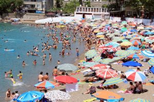 Hava sıcaklığı 30 dereceyi ge&ccedil;ti, plajlar doldu taştı