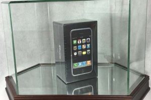 İlk iPhone rekor fiyatla satışta