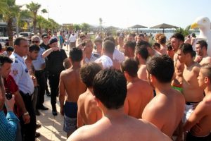 Samsun'da plajda kadınların fotoğrafını &ccedil;eken Suriyelilere lin&ccedil; girişimi