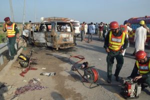 Pakistan'da minib&uuml;s yandı: 6 &ouml;l&uuml;