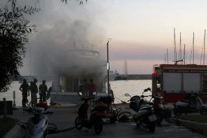 Kuşadası'nda l&uuml;ks yat alev alev yandı