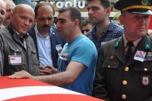 Şehit babasının dava a&ccedil;acağı duyulunca şehidin tabutu a&ccedil;ıldı