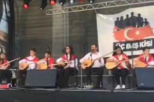 T&uuml;rk bayrağına b&uuml;y&uuml;k saygısızlık!  Sahneden indirildiler