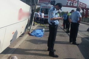 Bursa'da iş&ccedil;i servisi tarlaya &ccedil;alışmaya giden kadına &ccedil;arptı: 1 &ouml;l&uuml;