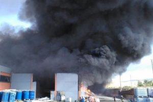 Kimyasal atık fabrikasında yangın &ccedil;ıktı