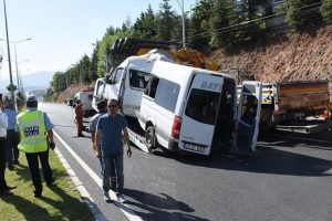 Minib&uuml;s tramb&uuml;s direğine &ccedil;arptı: 19 yaralı