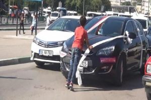 Bursa'da bahşiş almak i&ccedil;in canlarını hi&ccedil;e sayıyorlar