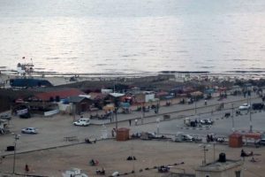 Sıcaktan bunalan Gazzeliler denize akın etti