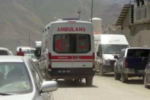 Ter&ouml;ristlerden iş&ccedil;ilere roketli saldırı: 2 yaralı
