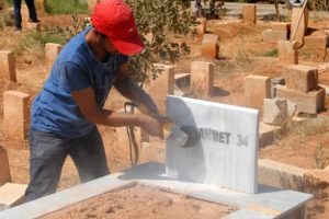 Ter&ouml;rist mezarlarındaki &ouml;rg&uuml;t simgeleri silindi