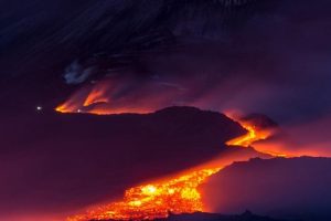 Alaska'da Bogoslof Yanardağı'nda patlama