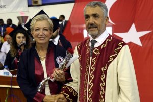 67 yaşında doktor oldu