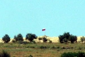 PYD'nin sınıra astığı Suriye ve Rus bayrakları 2 aydır orada!